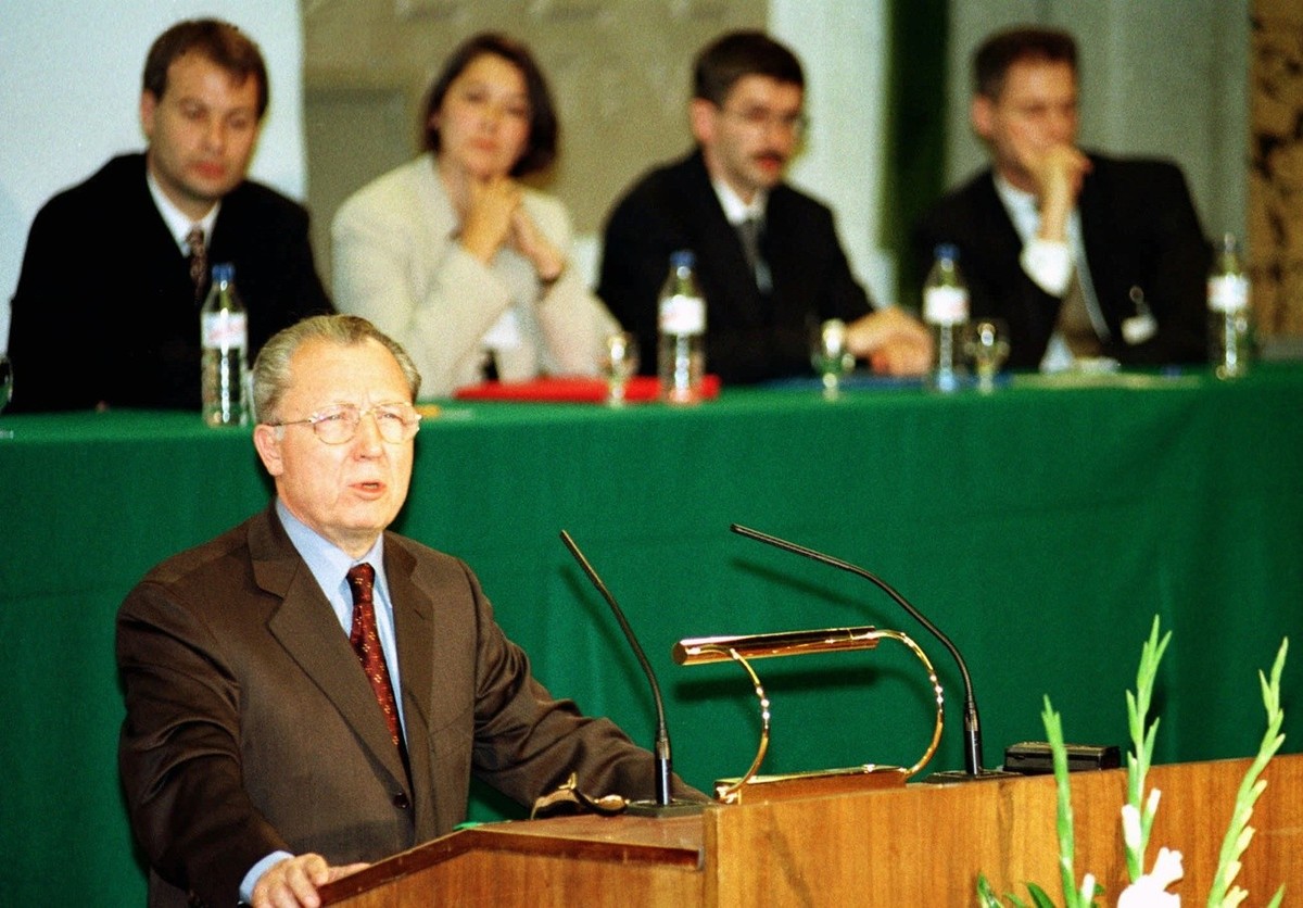 Jacques Delors donnant une conference intitulee L'union europeenne entre l'unite et la diversite. derriere lui les quatre laureats des prix Latsis Universitaires 1997 se mercredi 15 oct 1997 ...