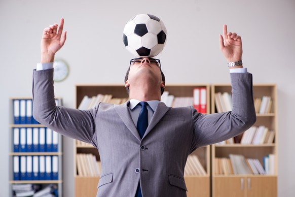 Der Temporär-Fussballfan zeigt, was für tolle Tricks die an der Eröffnungsfeier zeigten.