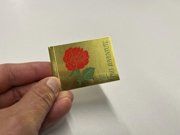 Im kollektiven Gedächtnis vieler Schweizer:innen verankert: In der Schulzeit haben sie für Pro Juventute solche goldenen Umschläge mit Pro-Juventute-Briefmarken verkauft.