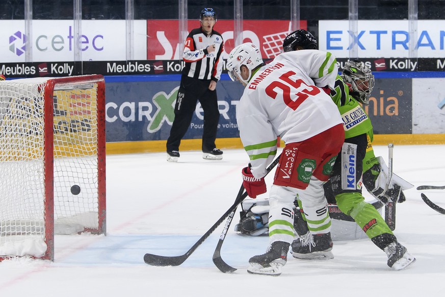 Lausannes Christoph Bertschy (nicht fotografiert) schiesst ein Tor (1-1) gegen Gotterons Torhueter Reto Berra, rechts, und Gotterons Sandro Schmid, Mite, an der Seite von Lausannes Cory Emmerton, link ...