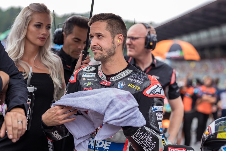 epa07767913 Swiss Moto2 rider Thomas Luethi of Dynavolt Intact GP prepares for the Moto2 race of the MotoGP of Austria at the Red Bull Ring in Spielberg, Austria, 11 August 2019. EPA/DOMINIK ANGERER