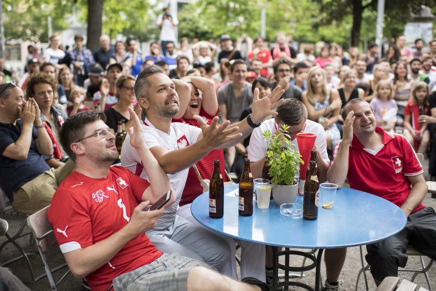 Swiss fans react during the UEFA EURO 2016 round of 16 soccer match between Switzerland and Poland,, at a public viewing in Zurich, Switzerland, Saturday, June 25, 2016. (KEYSTONE/Ennio Leanza)