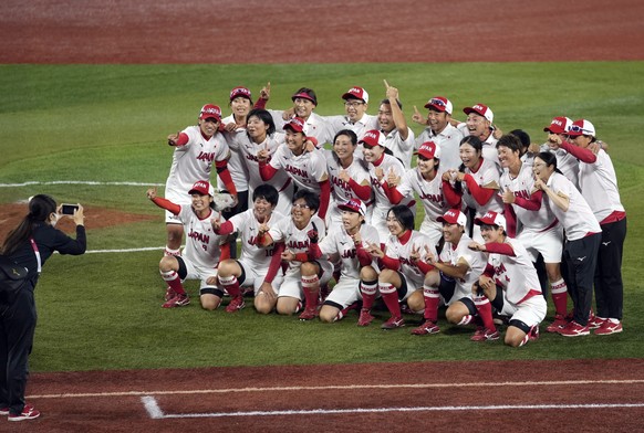 epa09370791 Japanese players celebrate after winning the Softball Gold Medal Game between Japan and the USA at the Tokyo 2020 Olympic Games in Yokohama, near Tokyo, Japan, 27 July 2021. EPA/FRANCK ROB ...