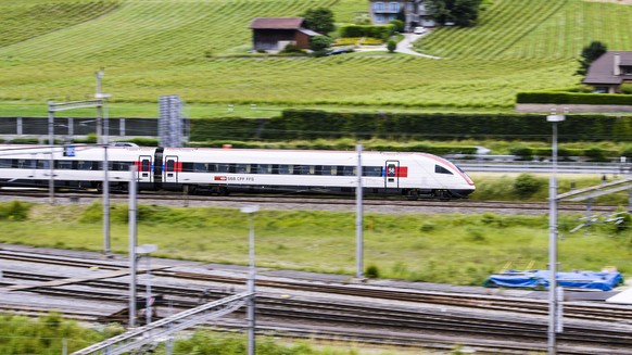 ARCHIV - ZUR MK DER SBB ZUR BAHNINFRASTRUKTUR IN DER ROMANDIE, AM DONNERSTAG, 22. FEBRUAR 2018, STELLEN WIR IHNEN FOLGENDE THEMENBILDER ZUR VERFUEGUNG ---- Un train qui passe la gare de Lausanne Triag ...