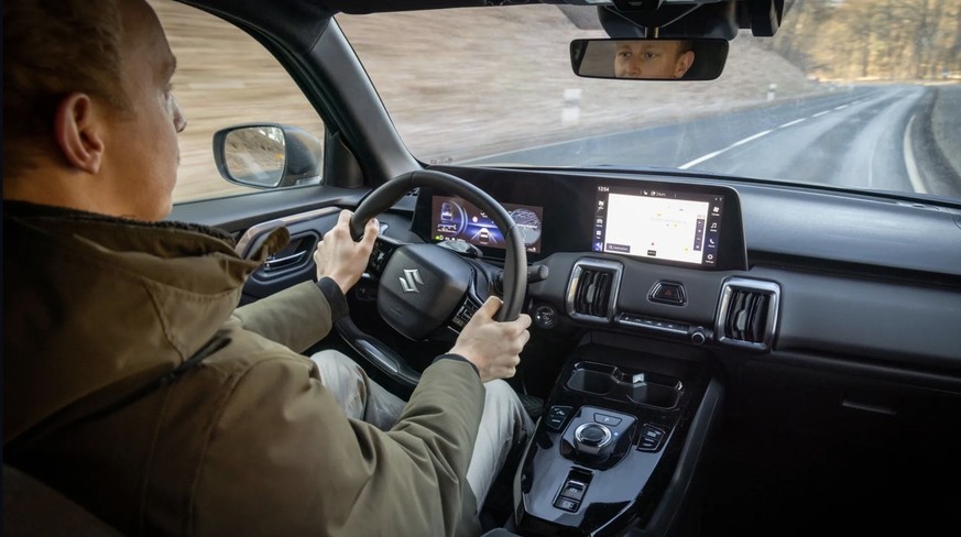 Am Steuer: Der E-Vitara ist souverän, die Lenkung kommt einem beim Erstkontakt zunächst etwas schwergängig vor.