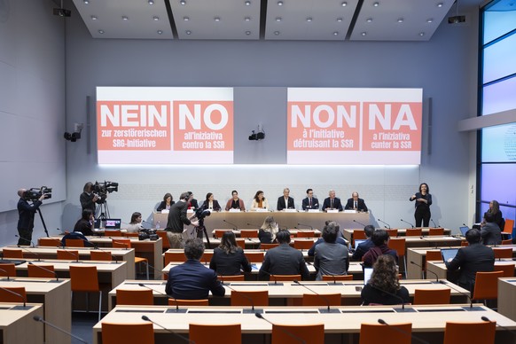 Martin Candinas, Nationalrat Mitte-GR, rechts, spricht waehrend einer Medienkonferenz des ueberparteilichen Komitees &quot;Nein zur Halbierungsinitiative&quot;, am Montag, 8. Dezember 2025 in Bern. (K ...