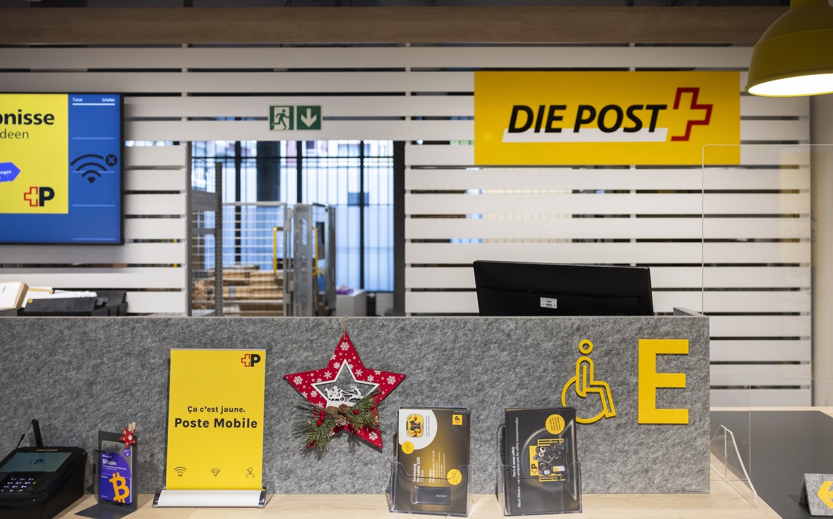 Ein Schalter in der modernen Poststelle Neumarkt, am Samstag, 16. November 2024 in Biel. (KEYSTONE/Peter Klaunzer)