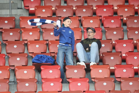 KEYPIX - Zwei GC Fans auf der Tribuene waehrend dem Spiel der Fussball Super League zwischen dem Grasshopper Club Zuerich und dem FC Lausanne-Sport, am Sonntag, 08. Maerz 2026 im Stadion Letzigrund in ...