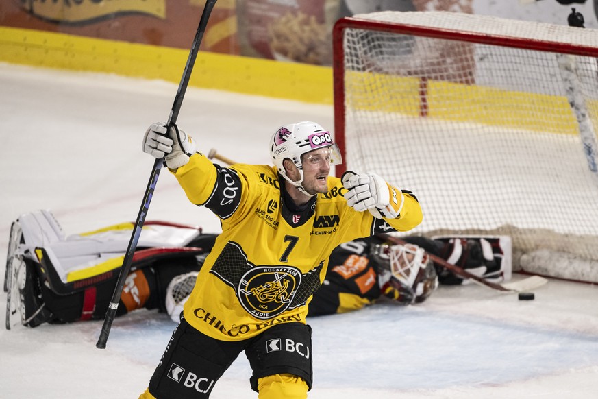Torhueter Connor Hughes (SCB), hinten, liegt geschlagen auf dem Ruecken, Daniel Carr (HCA) jubelt nach dem Siegestor seiner Mannschaft in der Overtime, im Spiel der Eishockey National League zwischen  ...