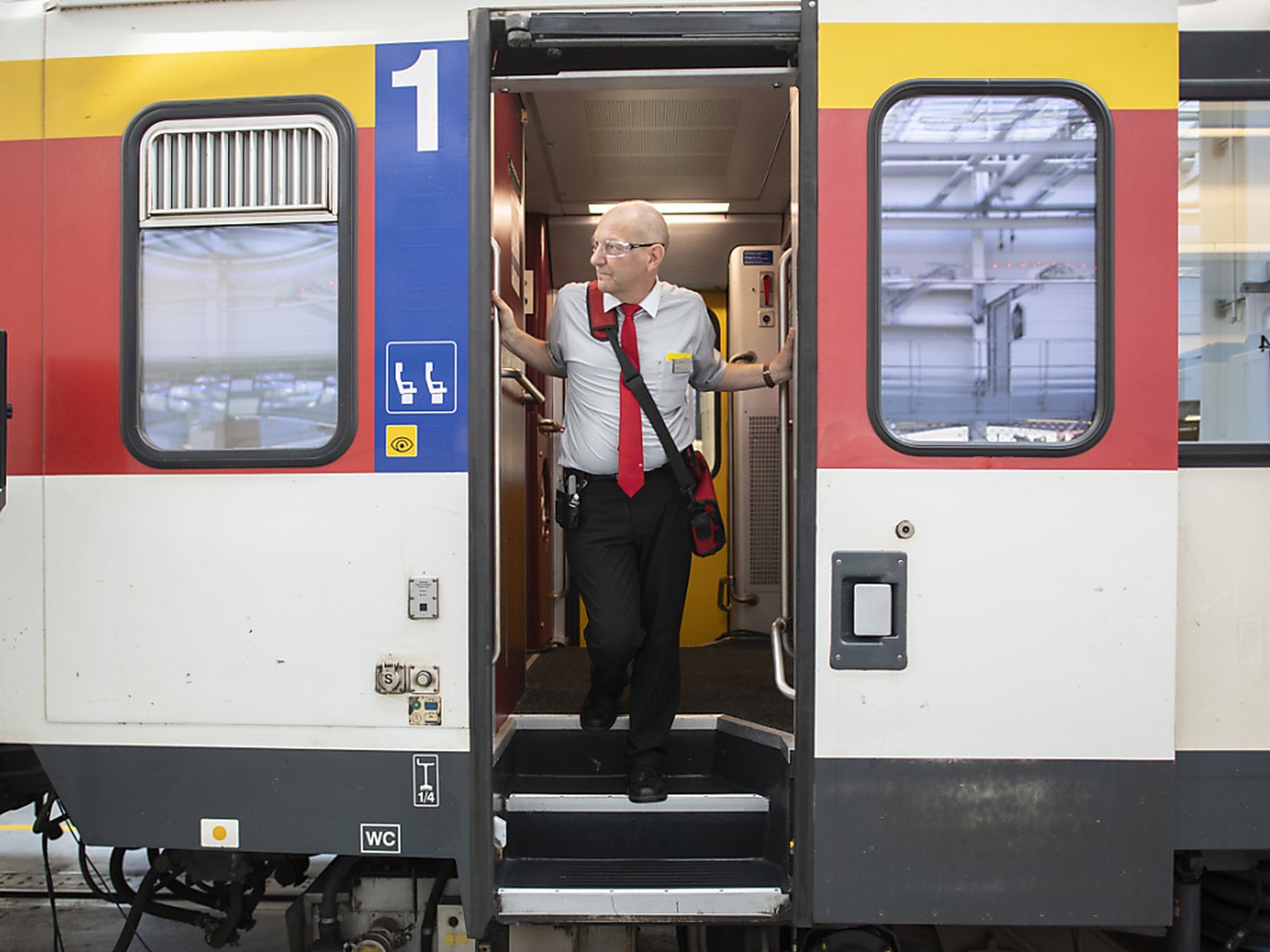 Nach einem tödlichen Unfall muss die SBB gewährleisten, dass die Zugtüren richtig funktionieren. Das haben die Bundesbehörden angeordnet. (Symbolbild)