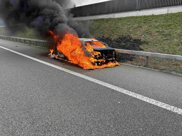 Der Lenker konnte das Auto noch an den Pannenstreifen manövrieren.