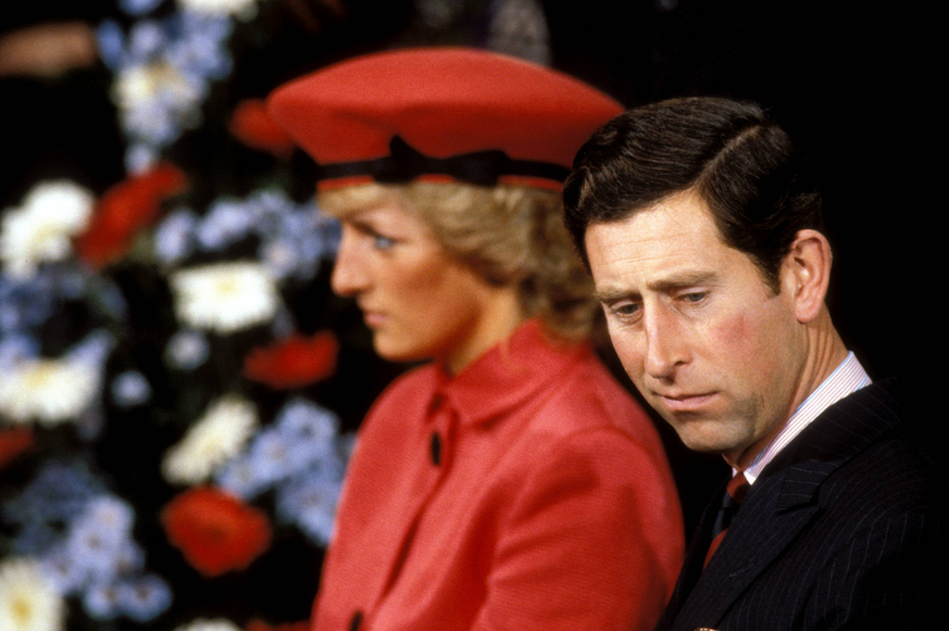 Prinz Charles blickt neben Prinzessin Diana (beide GBR) gelangweilt zur Seite anlässlich eines Besuchs in Bonn