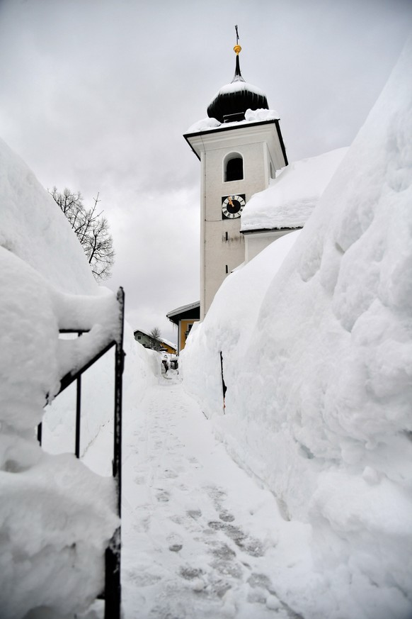 ABD0069_20190115 - ST.KOLOMAN - ÖSTERREICH: ++ THEMENBILD ++ Der schmale Zugang zur Kirche in St. Koloman bei Salzburg, am Dienstag, 15. Jänner 2019. - FOTO: APA/BARBARA GINDL