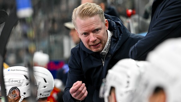 Head Coach Michael Liniger (EVZ) speaks with his players, during the regular season National League game between HC Ambri Piotta and EV Zug at the ice stadium Gottardo Arena, Switzerland, January 6, 2 ...