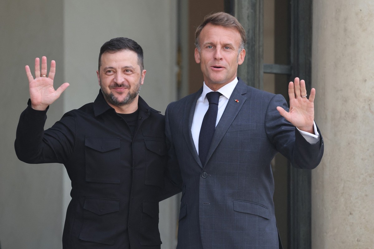 Ukraine's President Volodymyr Zelensky (L) and France's President Emmanuel Macron (R) react ahead of a meeting at The Elysee Presidential Palace in Paris on September 3, 2025. A so-called Co ...