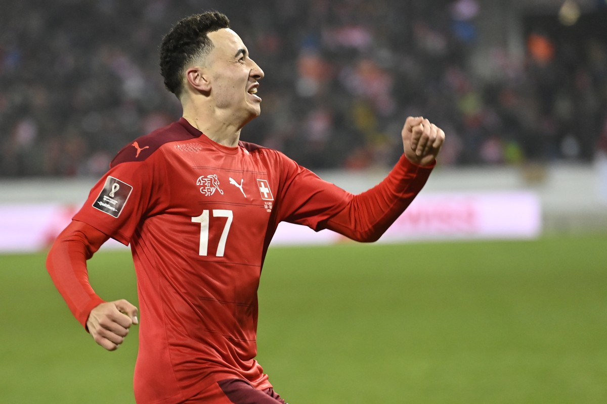 epa09584099 Switzerland's Ruben Vargas celebrates after scoring the 2-0 lead during the FIFA World Cup 2022 group C qualifying soccer match between Switzerland and Bulgaria in Lucerne, Switzerlan ...