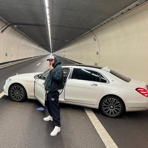 Deutschrapper Samra stellt sich mitten im Uetlibergtunnel quer.