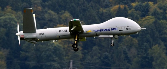 Eine Drohne des Typs Hermes 900 startet am Montag, 8. Oktober 2012, auf der Airbase Emmen zu einem Testflug. Die Hermes 900 kommt als Nachfolgerin der bei der Schweizer Luftwaffe im Dienst stehenden A ...