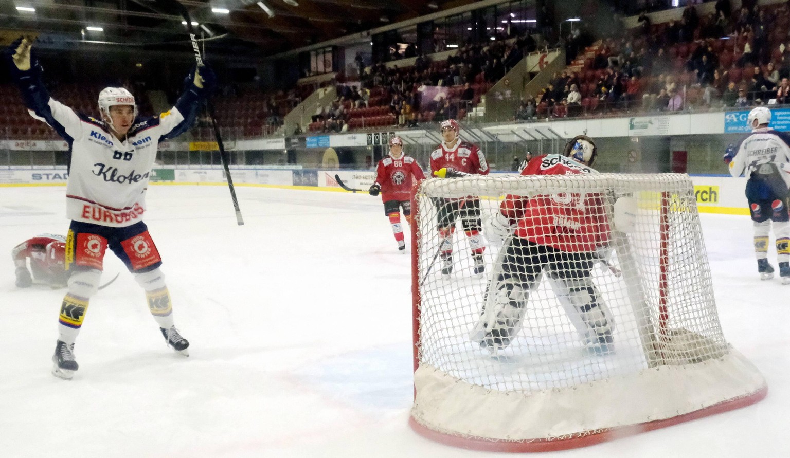 IMAGO / Sergio Brunetti

16.10.2021 - Swiss Ice hockey, Eishockey Swiss League, EHC Winterthur vs EHC Kloten - Kloten forward 66 Andri Spiller jubilates after Kloten defender 62 Harrison Luc Schreiber ...