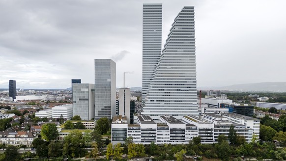 Drohnenaufnahme des Roche Areals vor der Eroeffnungsfeier des neuen Roche Forschungs- und Entwicklungszentrums (pRED-Center), links neben den Tuermen, in Basel, am Dienstag, 10. September 2024. (KEYST ...