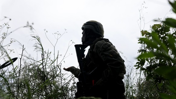 epa12974295 An Israeli soldier on alert during a FPV drone attack via fiber-optic cables, launched by Hezbollah from south Lebanon, as seen from the upper Galilee on the Israel-Lebanon border, 19 May  ...