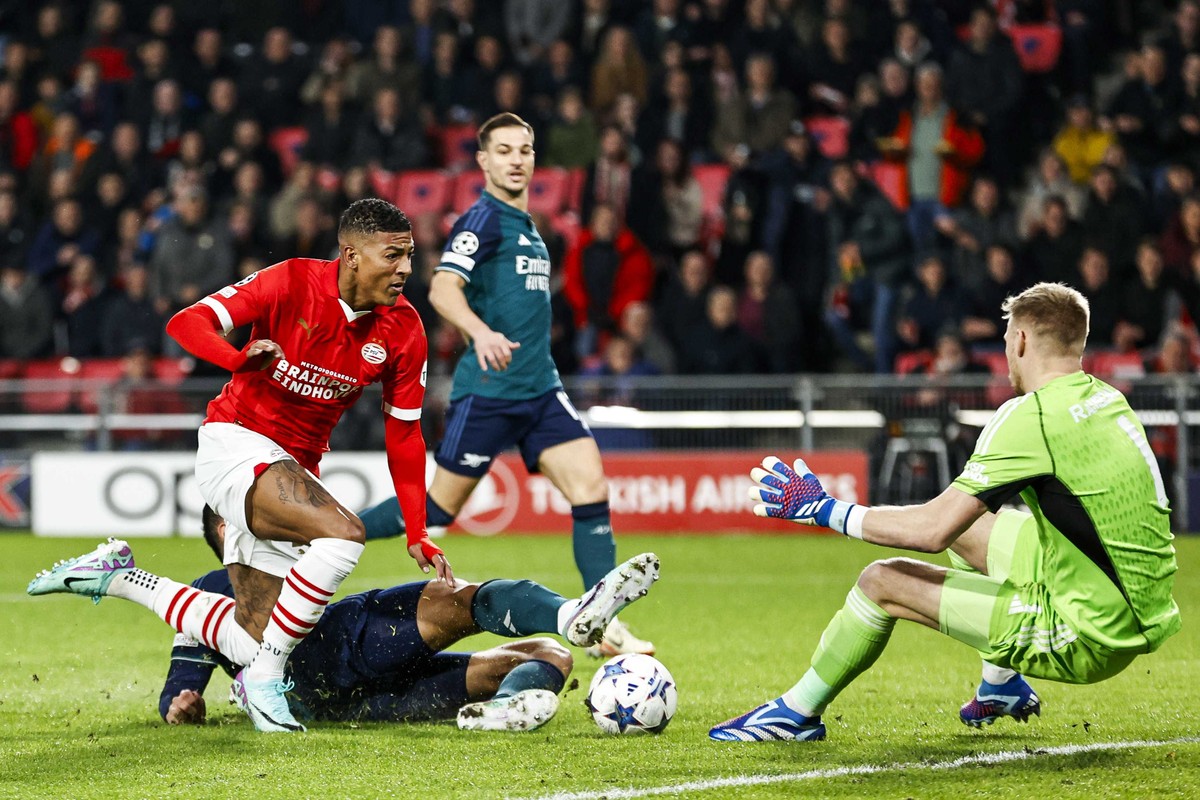 epa11024886 Patrick van Aanholt (L) of PSV Eindhoven in action during the UEFA Champions League group B match between PSV Eindhoven and Arsenal FC at the Phillips stadium in Eindhoven, Netherlands, 12 ...