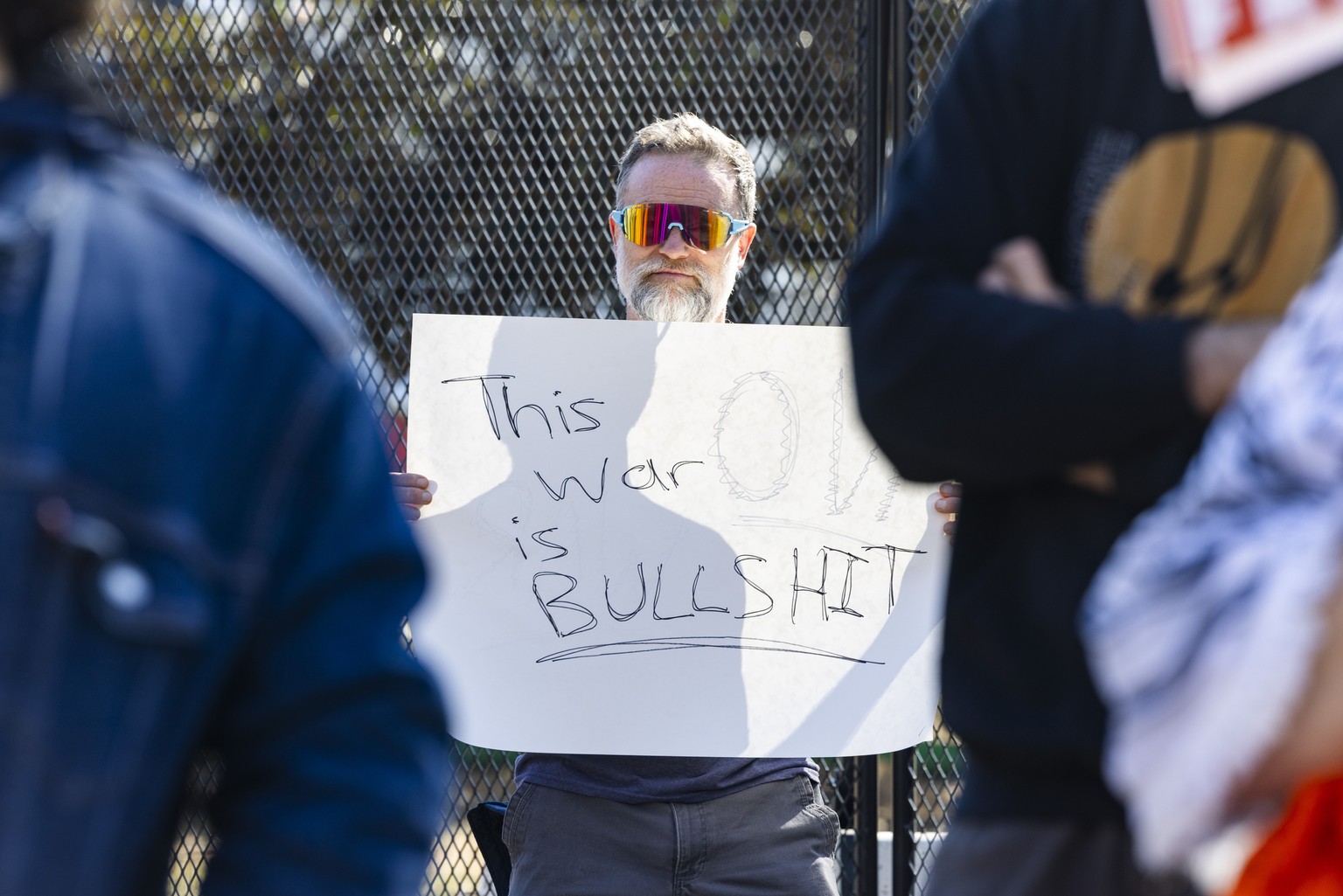 epa12784945 Protesters rally against the US and Israeli bombing of Iran outside the White House in Washington, DC, USA, 28 February 2026. In a video posted on social media, US President Donald Trump u ...