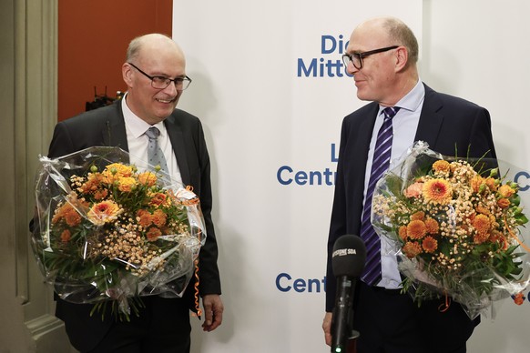 KEYPIX - Die beiden Bundesratskandidaten Markus Ritter, Nationalrat Mitte-SG, links, und Martin Pfister, Regierungsrat Kanton Zug, treten mit einem Blumenstrauss vor die Medien, nach dem Hearing bei d ...