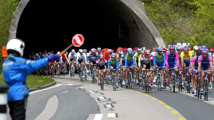The pack of the 57th Tour de Romandie leaves a tunnel, during the 2nd stage from Couvet to Lucens at the 57th Tour de Romandie cycling race, in the Val-de-Travers, Switzerland, Thursday Mai 1, 2003. Y ...