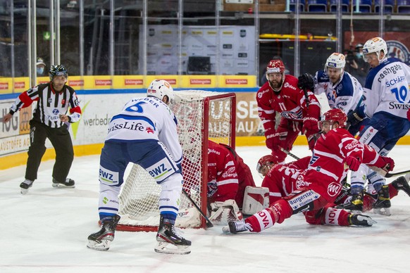 ZSC Lions Verteidiger Yannick Weber, rechts, schiesst das vermeintliche 5-3, das nach der Coaches Challenge bezueglich vorgaenglicher Torhueterbehinderung nicht gegeben wird, gegen SC Rapperswil-Jona  ...