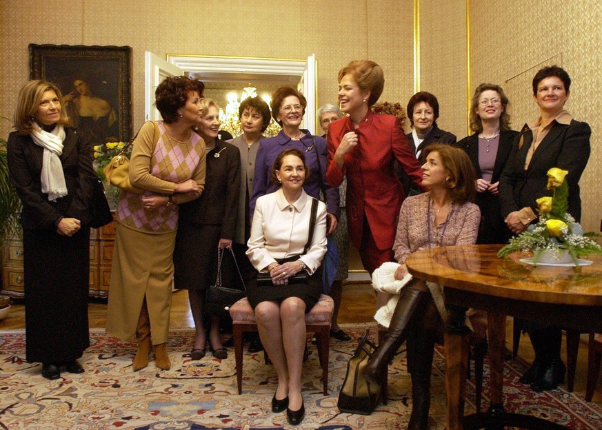 Czech First Lady Dagmar Havlova, 4th from right standing, talks with Polish First Lady Jolanta Kwasniewska, 2nd from left, as wives of the NATO dignitaries attending the alliance&#039;s summit in the  ...
