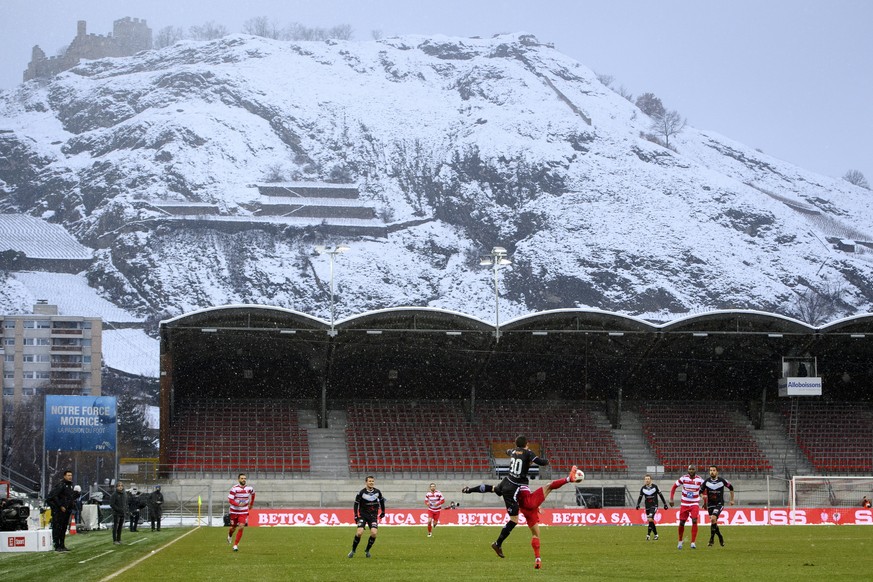 Les joueurs valaisans luttent avec les joueurs luganais lors de la rencontre de football a huis clos de Super League entre FC Sion et FC Lugano lors de la pandemie de Coronavirus (Covid-19) ce dimanch ...