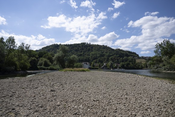 KEYPIX - Wenig Wasser fliesst am Limmatspitz, dem Zusammenschluss von Limmat, Reuss und Aare, am Montag, 27. Juli 2026 in Gebenstorf. (KEYSTONE/Andreas Becker)