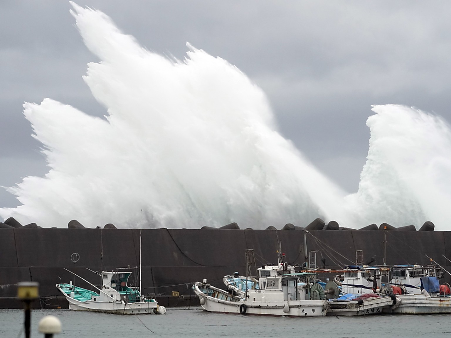 Vorboten des Taifuns Hagibis: Starke Wellen brechen an Schutzbauten im japanischen Meereshafen von Kiho.