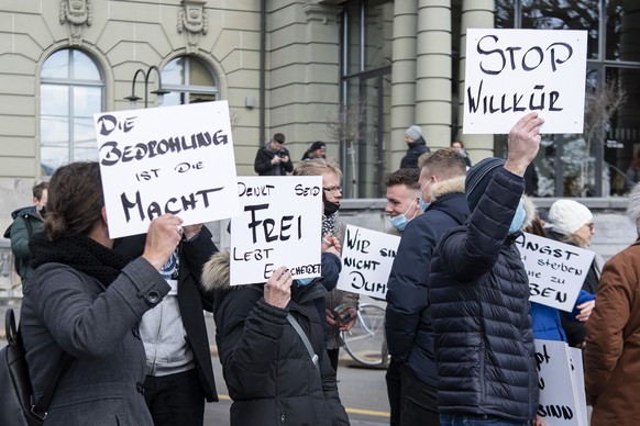 Personen anlaesslich einer Demonstration gegen die verordneten Corona Schutzmassnahmen, am Samstag, 20. Maerz 2021, in Bern. (KEYSTONE/Peter Schneider)