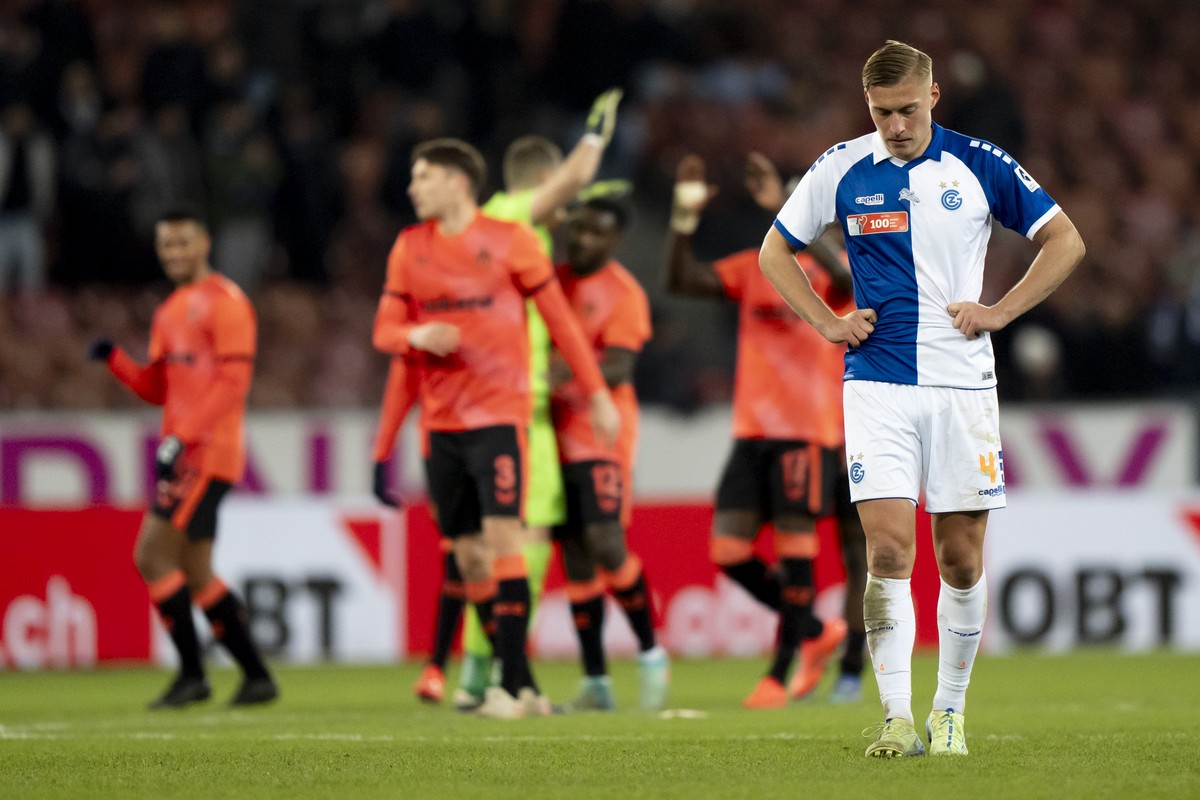 Kristers Tobers (GC) ist enttauscht nach dem Abbfiff im Fussball Cupspiel zwischen GC Zuerich und dem FC Zuerich am Dienstag, 3. Dezember 2024 im Stadion Letzigrund in Zuerich. (KEYSTONE/Til Buergy)