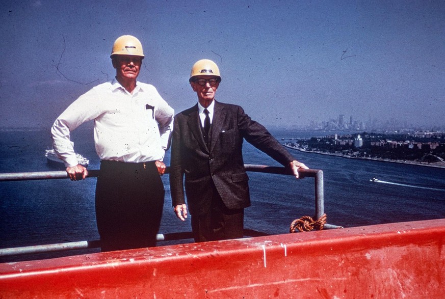 Othmar Ammann beim Bau der Verrazano-Narrows-Bridge in New York, um 1964.
http://doi.org/10.3932/ethz-a-001077712