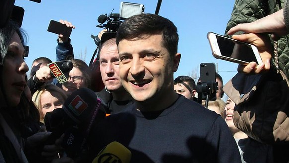 Im Kampf um das Präsidentenamt in der krisengeschüttelten Ukraine kommt es zur Stichwahl zwischen dem Komiker Wladimir Selenski (Bildmitte) und Amtsinhaber Petro Poroschenko.
