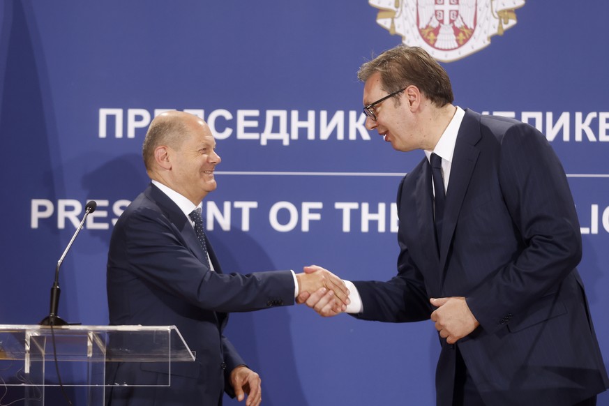 epa10006277 German Chancellor Olaf Scholz (L) with Serbian President Aleksandar Vucic (R) attend a press conference after their meeting in Belgrade, Serbia, 10 June 2022. Chancellor Scholz is on an of ...