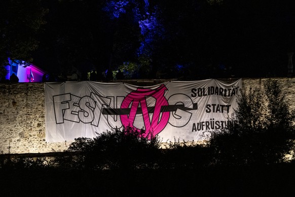 Ein Banner der Aktivisten haengt an der Mauer des Lindenhofs am Freitag, 28. August 2026 in Zuerich. Linksautonome Aktivisten haben am Freitag den Lindenhof besetzt. Sie fordern "Solidaritaet sta ...