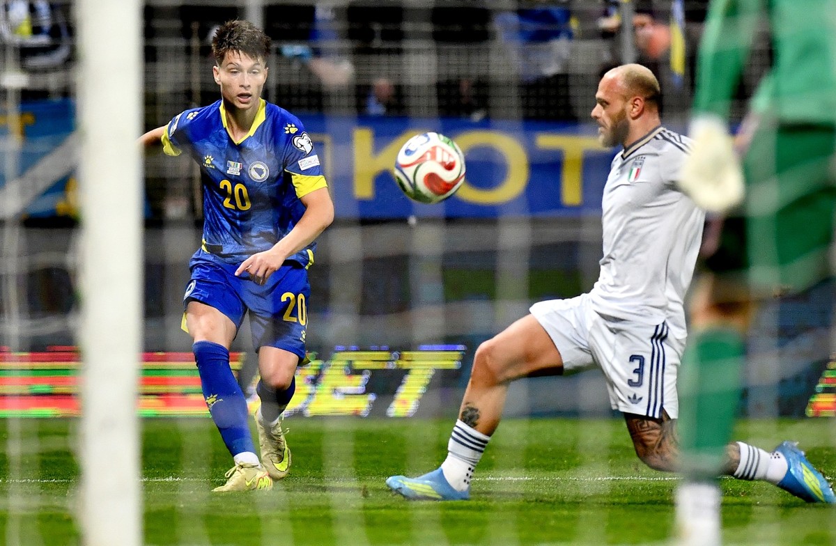 epa12862475 Esmir Bajraktarevic (L) of Bosnia and Herzegovina in action against Federico Dimarco of Italy during the FIFA World Cup 2026 European playoff match between Bosnia and Herzegovina and Italy ...
