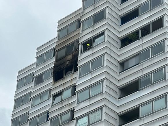 28.07.2023, Berlin: In einem Hochhaus sind die Spuren eines Brandes zu sehen. Zwei Menschen sind wegen eines Brandes in einem Hochhaus aus dem Geb