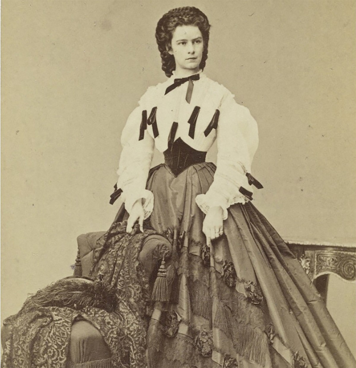 Die Kaiserin mit «Schweizer Bluse und Berner Gürtel»: Mit diesen Schweizer Kleidungsstücken liess sie sich in Wien fotografieren.
https://commons.wikimedia.org/wiki/File:Kaiserin_Elisabeth_1862.jpg