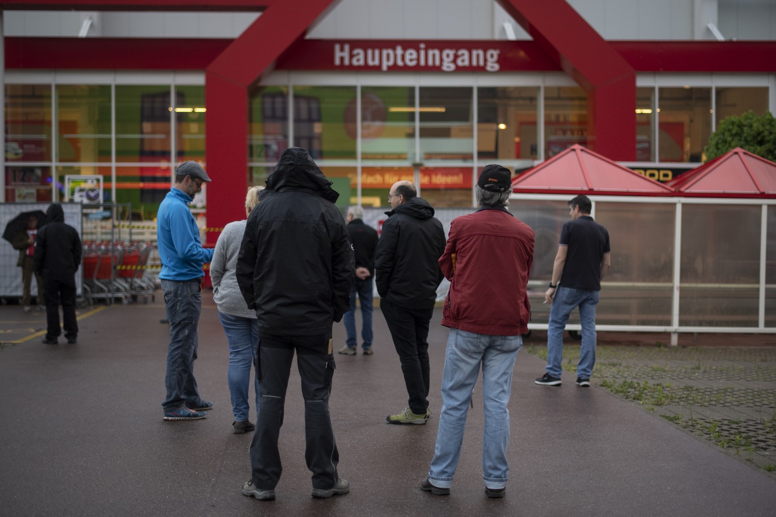 Kunden stehen Schlange um sieben Uhr morgens vor der Wiedereroeffnung des &quot;Bauhaus&quot; Bau- und Gartencenter, augenommen waehrend der Coronavirus-Pandemie, am Montag, 27. April 2020, in Mels. M ...