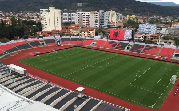 Die Elbasan-Arena mit riesiger albanischer Flagge.