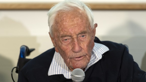 epa06722529 104-year-old Australian scientist David Goodall speaks during his press conference a day before his assisted suicide in Basel, Switzerland, 09 May 2018. The 104-year-old, Australia&#039;s  ...