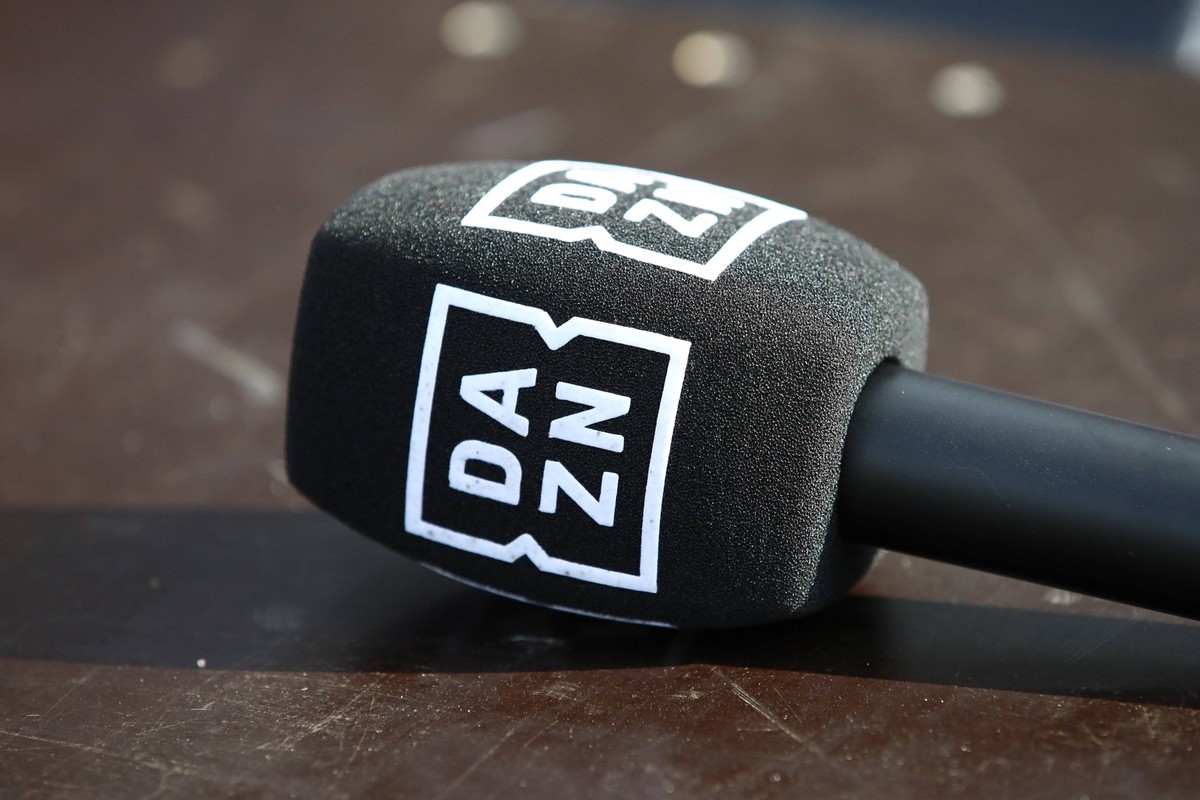 29.09.2024, xtgx, Fussball 1. Bundesliga, Holstein Kiel - Eintracht Frankfurt emspor, v.l. Symbolfoto, Symbolbild, Symbol Mikrofon Mikro TV Fernsehen TV Rechte DAZN DFL/DFB REGULATIONS PROHIBIT ANY US ...