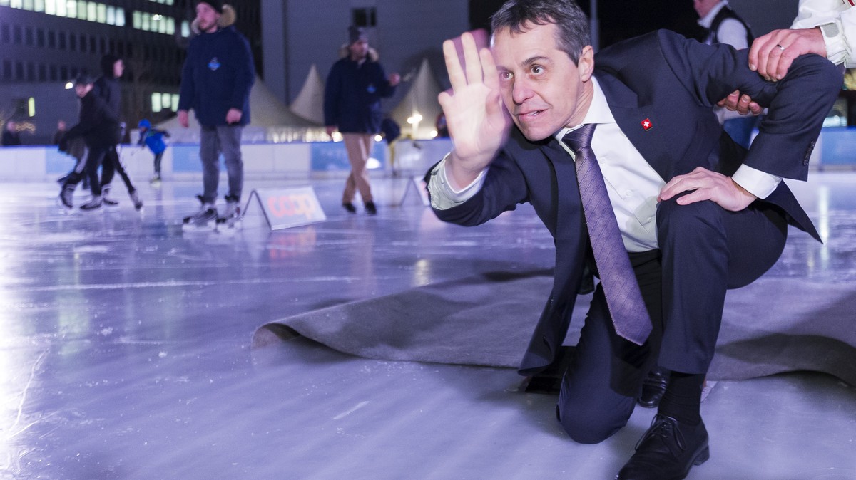 Le conseiller federal Ignazio Cassis s'essaie au curling lors de la rencontre avec la population biennoise a la patinoire de l'eisplanade, ce vendredi, 12 janvier 2018, a Bienne. (KEYSTONE/C ...