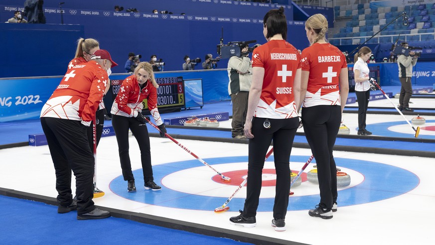 Pierre Charette, coach of Switzerland team, talks to Switzerland skip Silvana Tirinzoni, 2nd left, Alina Paetz, left, Esther Neuenschwander, 2nd right, and Melanie Barbezat, right, during the women&#0 ...