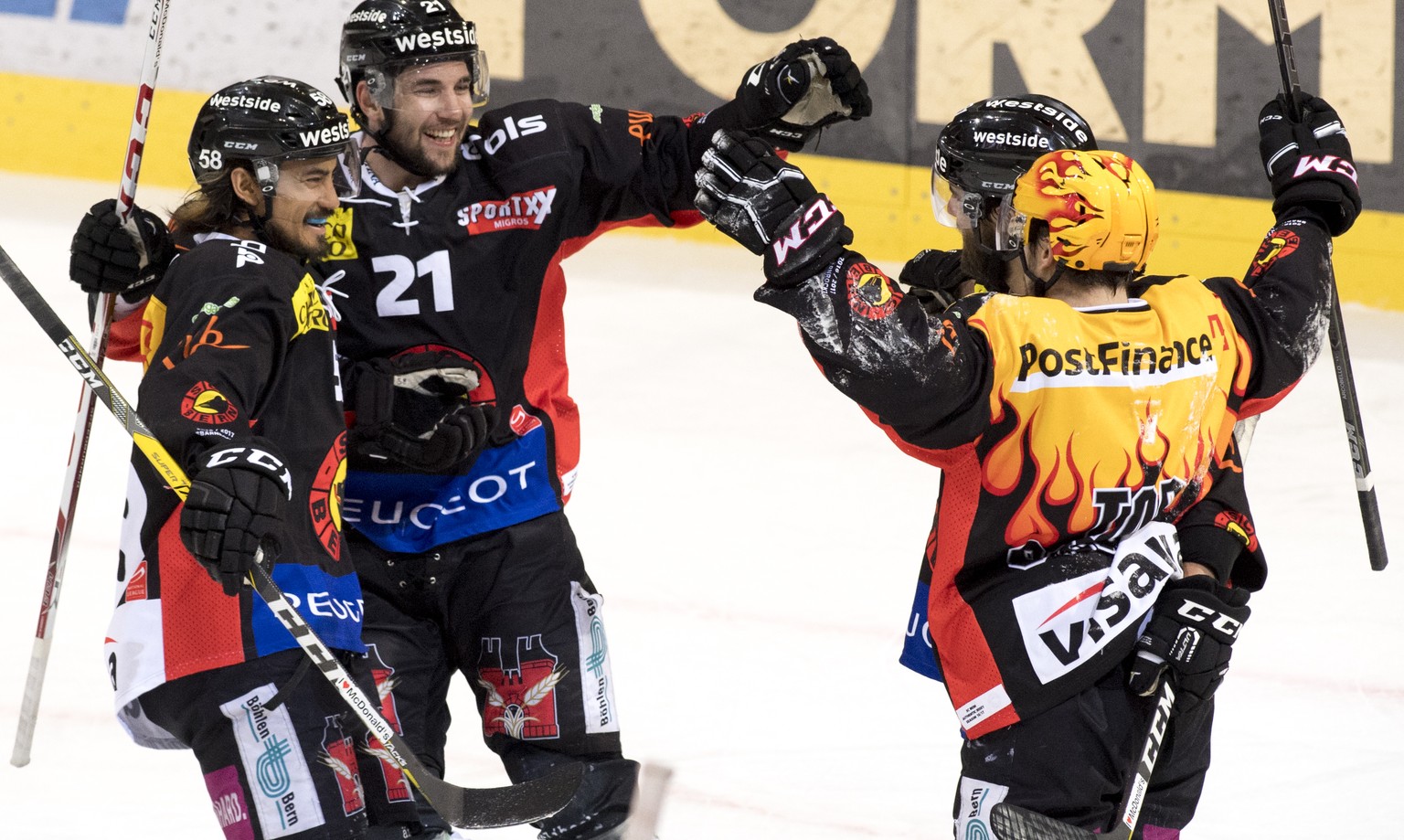 Spieler von SC Bern, Eric Blum, Simon Moser, Thomas Ruefenacht, und SC Bern Spieler Mark Arcobello, jubelen nacher fuenfte Tor zum SC Bern Spieler Mark Arcobello, im ersten Eishockey Playoff-Finalspie ...